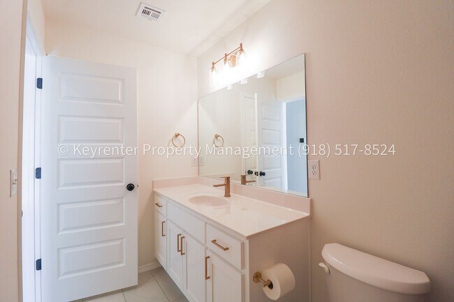 Building Photo - 3 Bed | 2 Bath in Owasso!