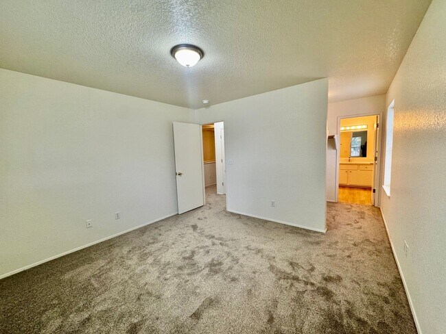 Building Photo - Beautifully Remodeled, Easy Living Townhome. Location, Location!