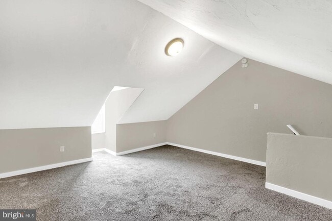 Building Photo - 3 Bedroom Home with High Ceilings & Natural Light!