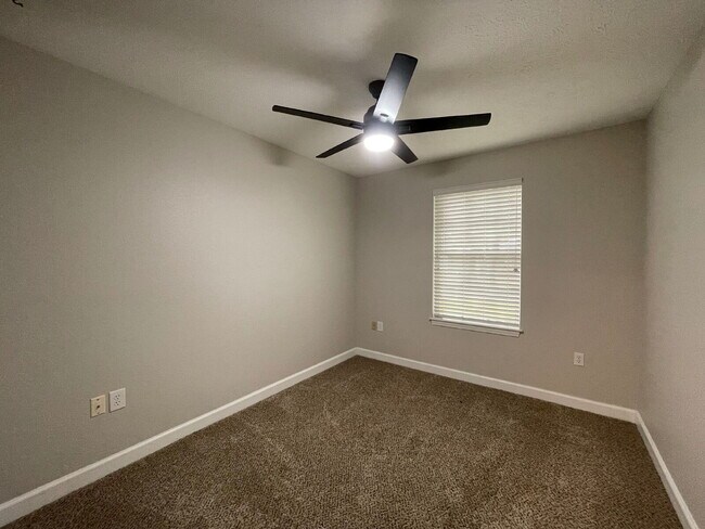 Building Photo - "Charming 3-Bedroom Retreat with 2 Baths i...