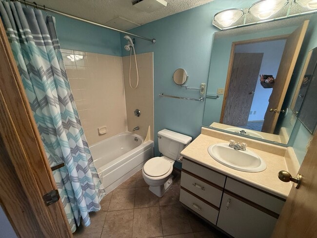 Building Photo - Condo DT Saint Paul 2 Bedroom 2 Bath-Enjoy sitting on a patio and enjoy the views