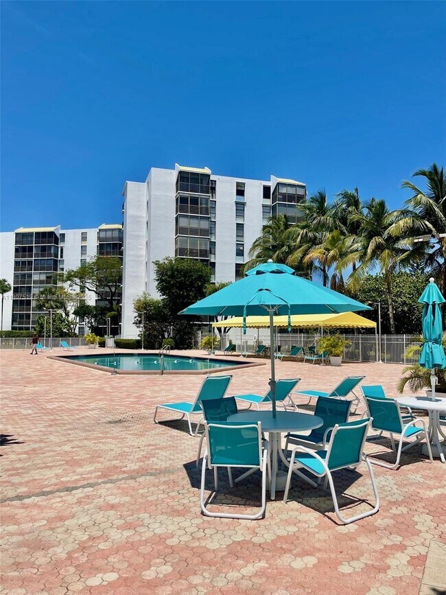 Building Photo - 20400 W Country Club Dr
