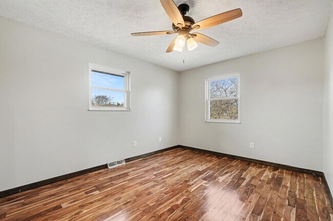 Building Photo - 24981 State Line Rd