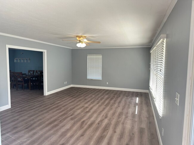 Building Photo - 121 SE Arapahoe Ln