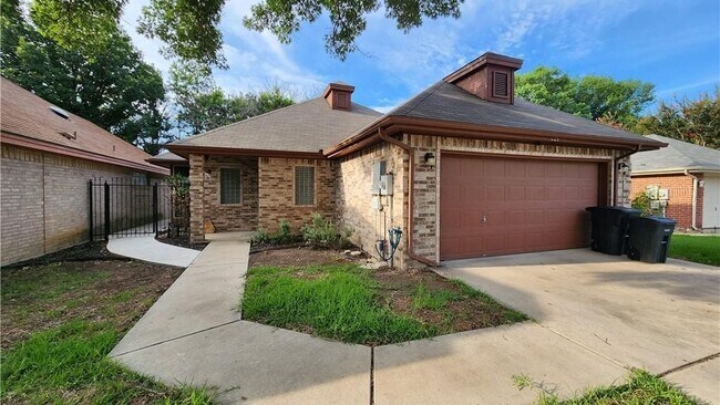 Building Photo - 725 Woodrow Cir