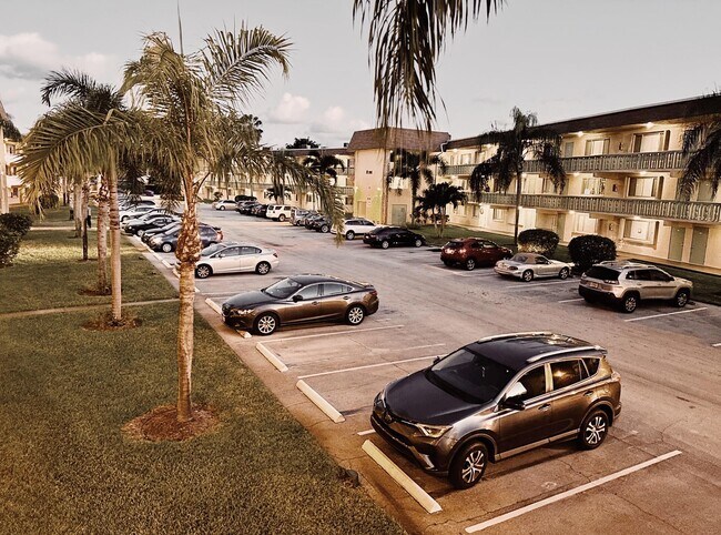 Building Photo - 600 Village Green Ct