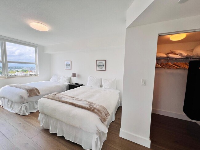 Building Photo - 19501 W Country Club Dr