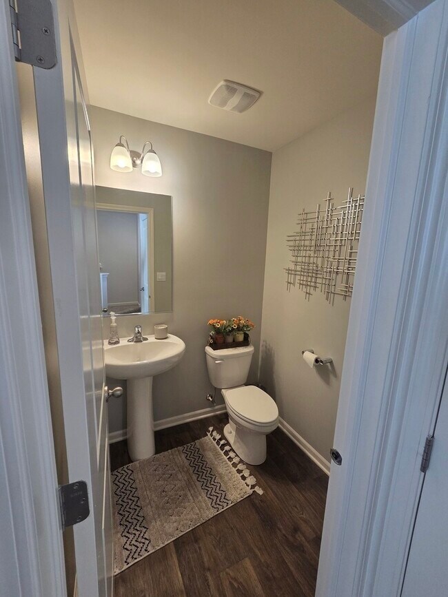 Building Photo - 719 Wellington Ln