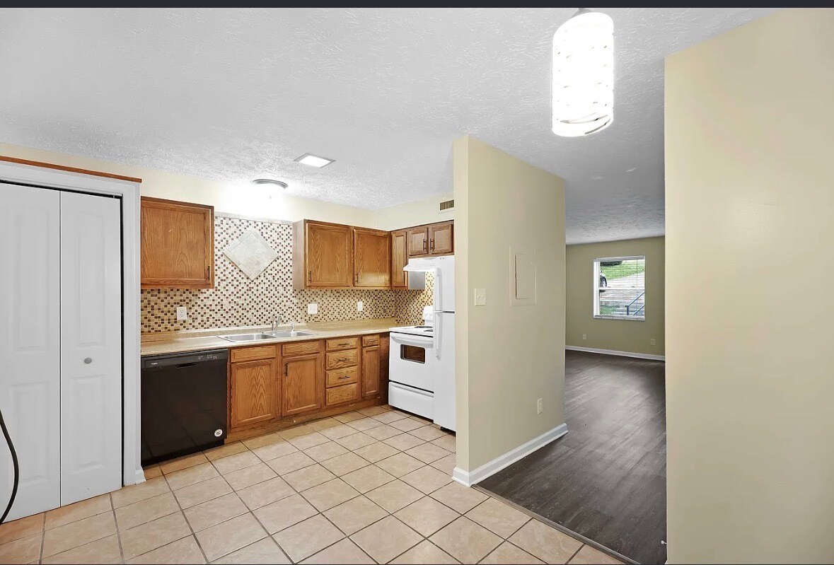 Building Photo - 1405 Forest Ave