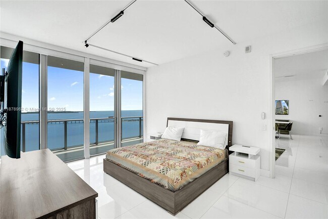 Building Photo - 1300 Brickell Bay Dr