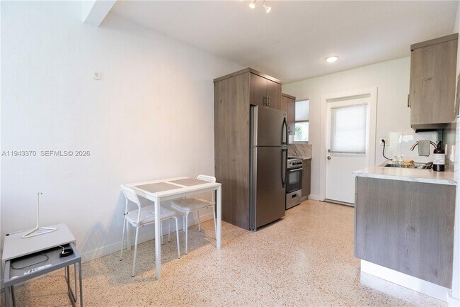 Building Photo - 2825 SW 3rd Ave