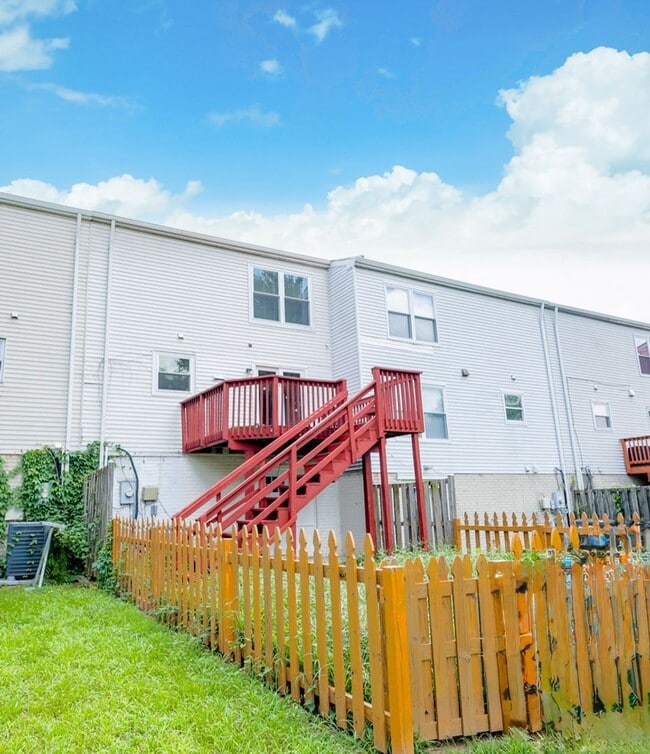 Building Photo - Amazing 3 BR/1.5 BA Townhome in Landover!