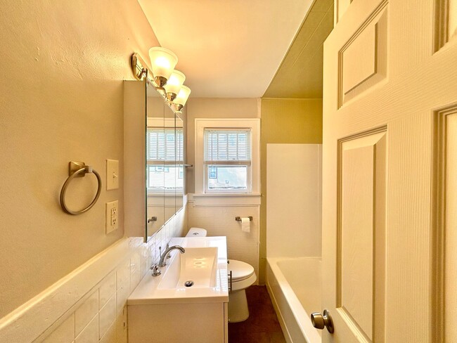 Building Photo - Three Bedroom Home in Muskegon