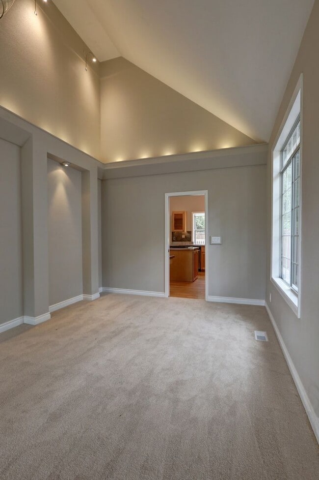 Building Photo - Beautifully Remodeled Home with Gourmet Kitchen & Fenced Yard in Klahanie