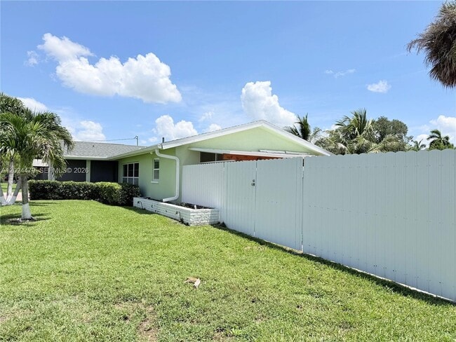 Building Photo - 2212 Club House Rd