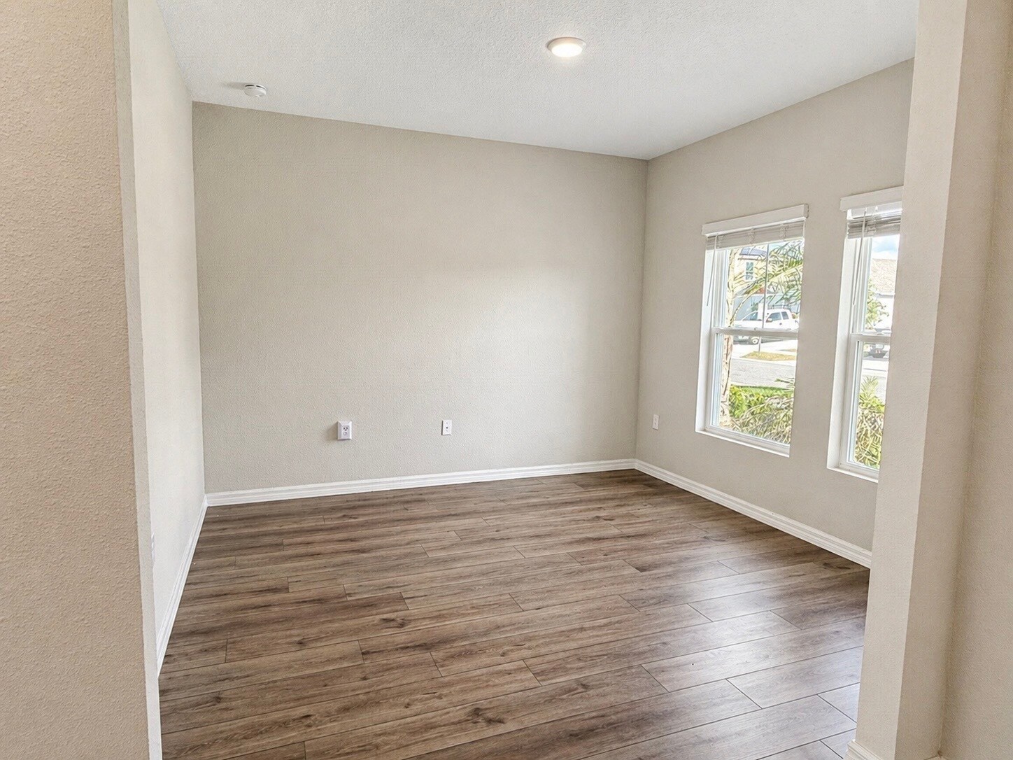 Building Photo - 1305 Current Pl