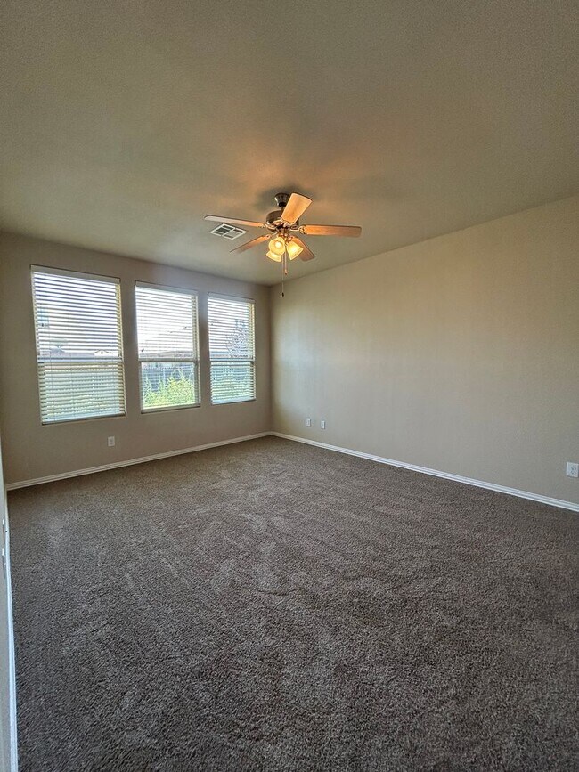 Building Photo - Beautiful 3-Bedroom Home with Den and Fire...