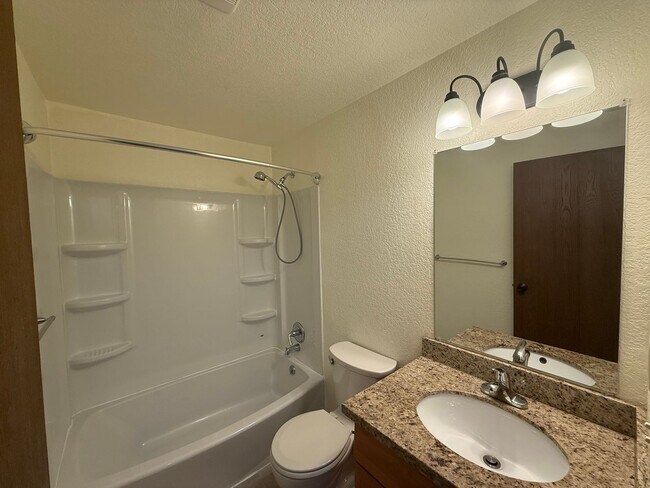 Building Photo - Charming 2 bed, 1 bath Lynnwood Condo, $1725/mo.