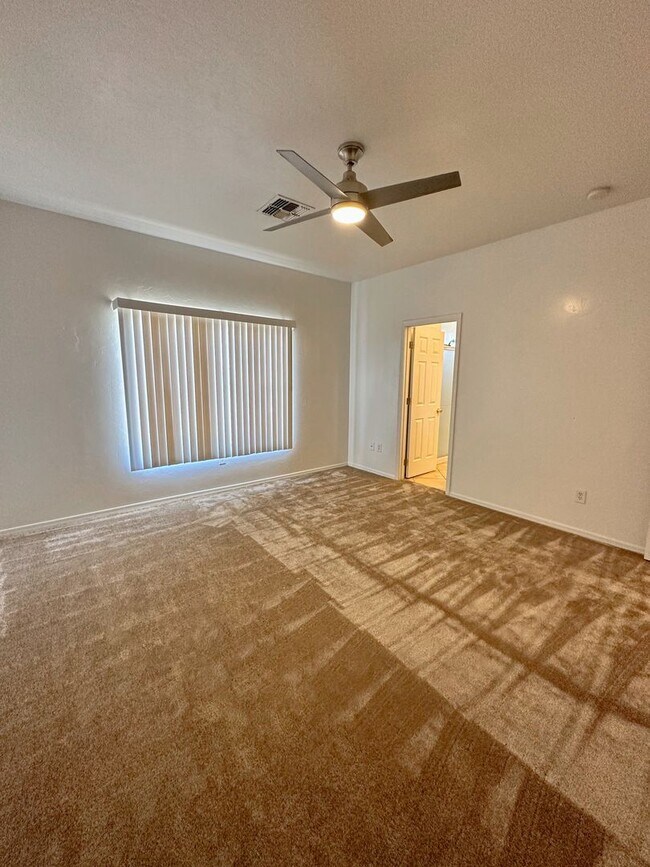 Building Photo - Large 4 bedroom home with Den - Corner lot...