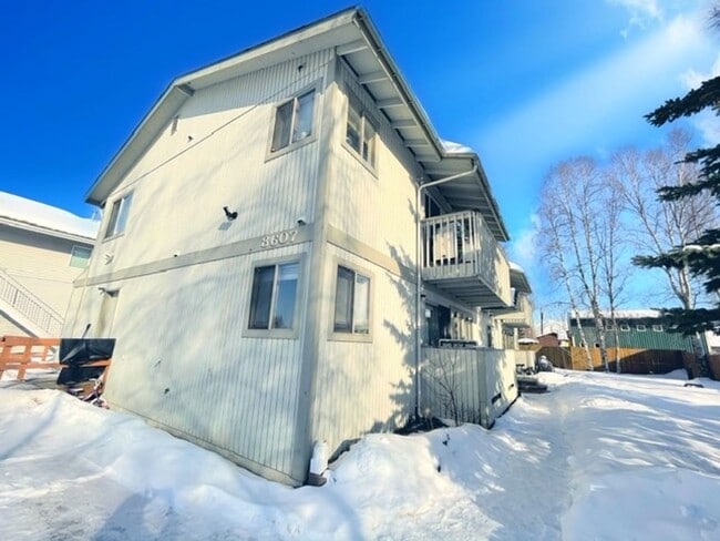 Building Photo - RARE FIND! Spacious and bright three bedro...