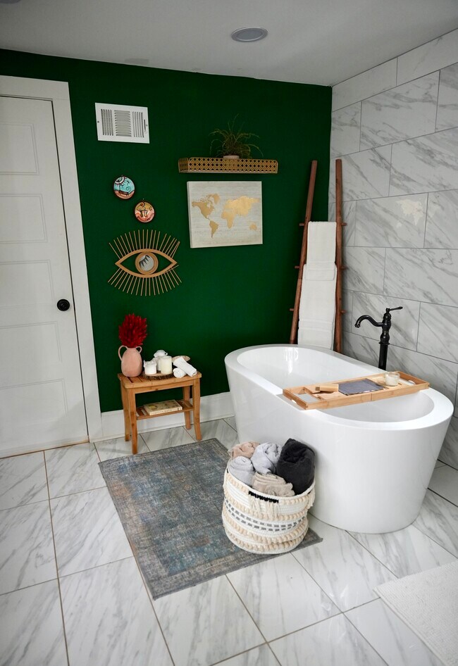 Master bathroom with standing tub - 1532 Belva Ave
