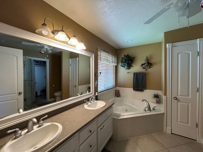 Building Photo - 3 Bedroom 2.5 Bathroom Upstairs Unit in Spanish Fork!
