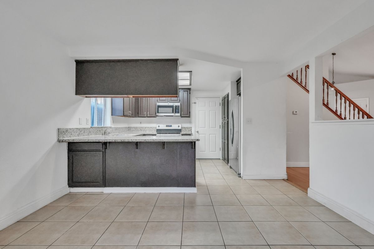 Building Photo - 940 Collegeview Dr