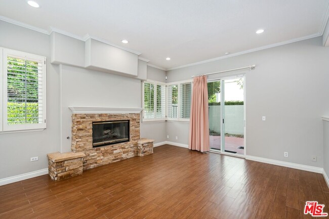 Building Photo - 5683 Hazelcrest Cir