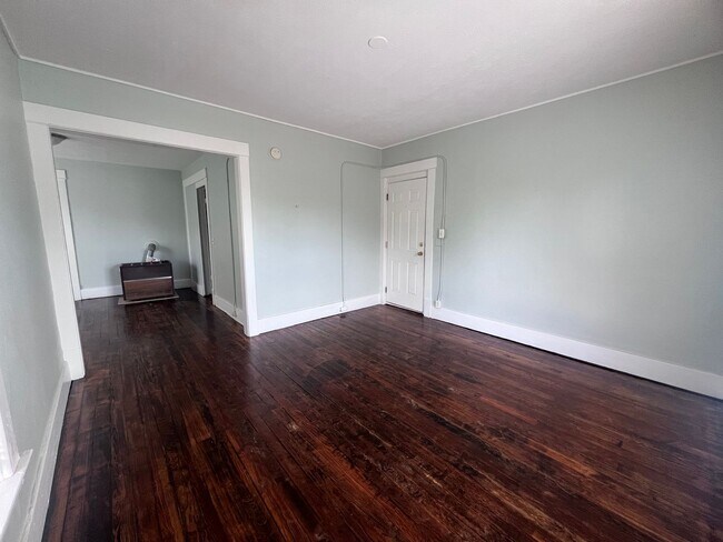 Building Photo - Upper One Bedroom - Close to Downtown Gran...