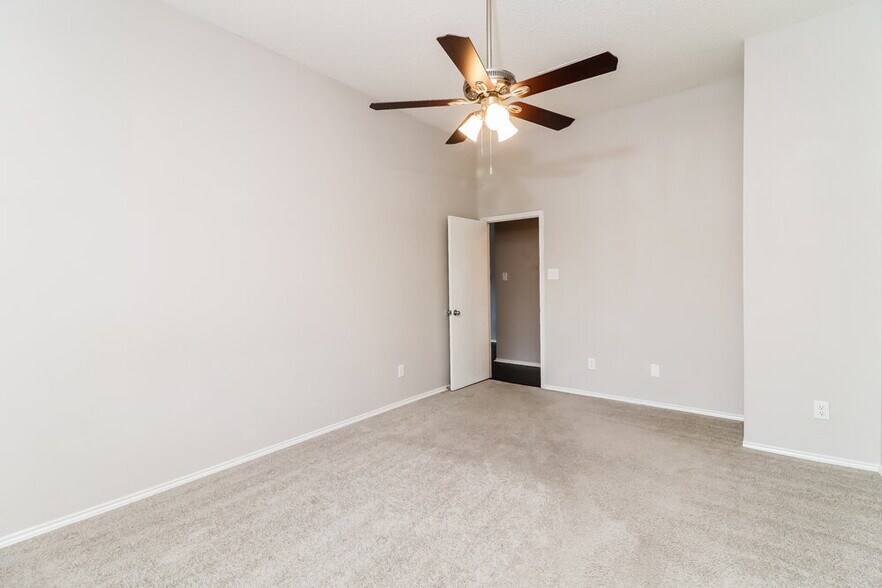 Building Photo - 2521 Nogales Dr