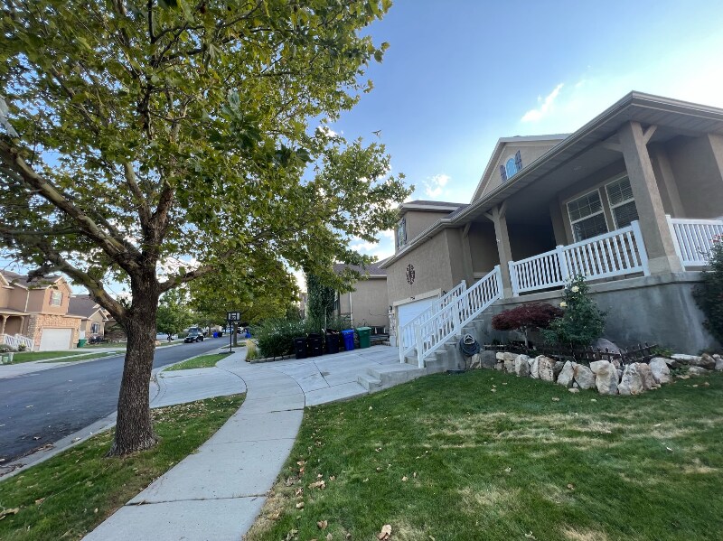 Building Photo - 7958 Big Sycamore Dr