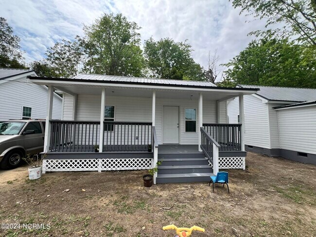 Building Photo - 112 E Dewey St