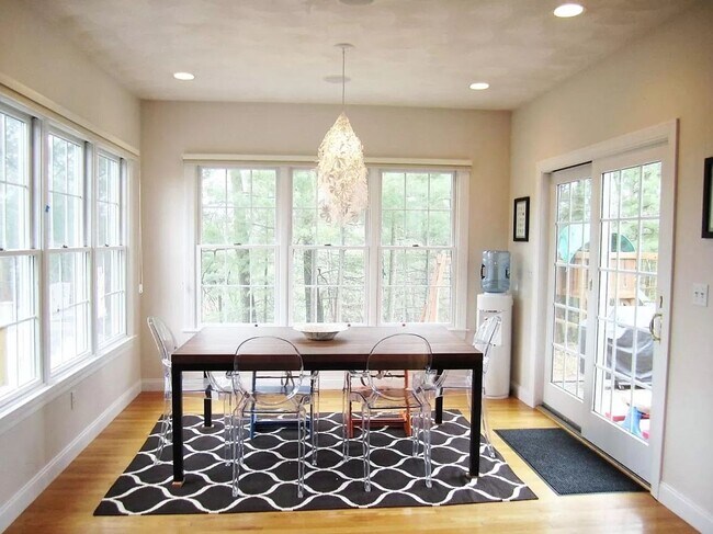 Building Photo - Spectacular 4 bedroom, 4,500 sq ft Single ...