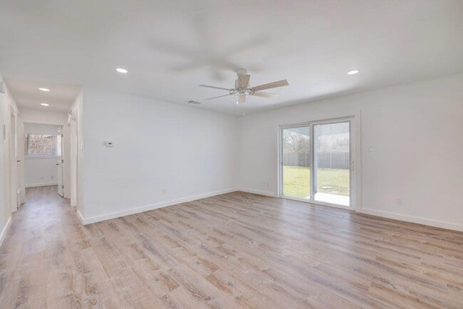 Building Photo - 801 Salem Ln