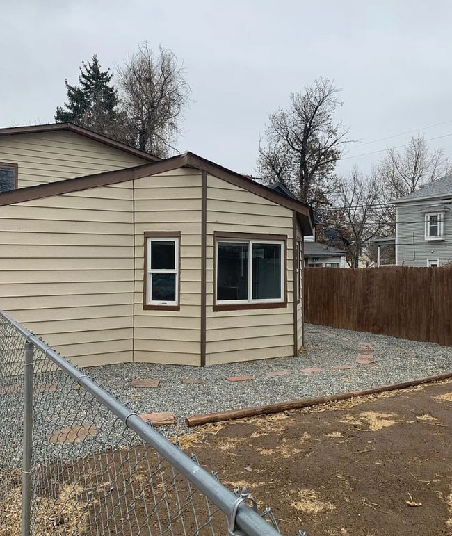 Building Photo - 2 Bed, 1 Bath Duplex