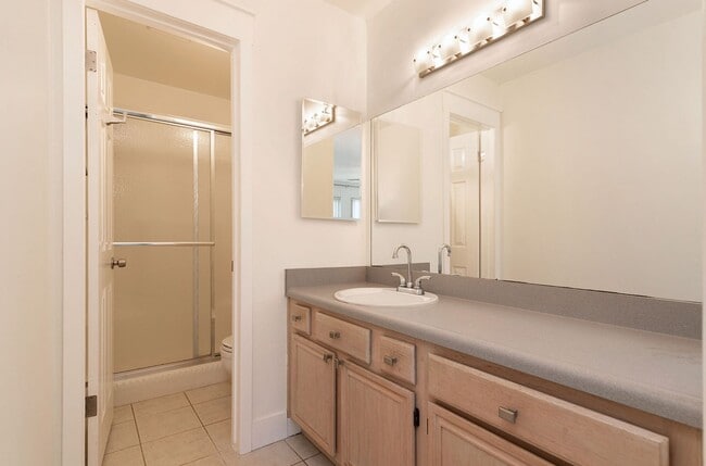 Building Photo - Beautiful 2Bd/2Ba Condo In Gated Community...