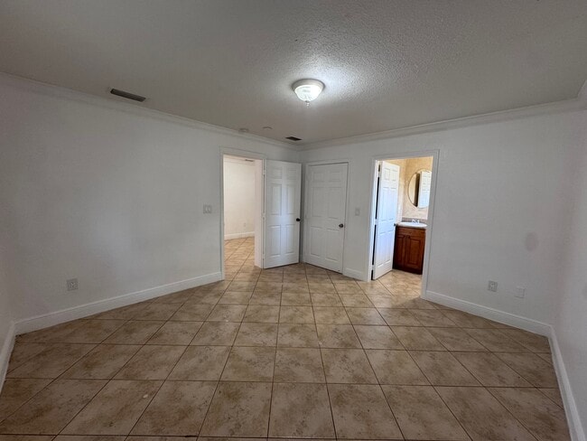 Building Photo - 5900 SW 26th St
