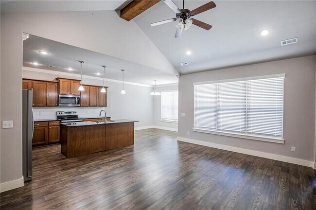 Building Photo - 213 Alder St