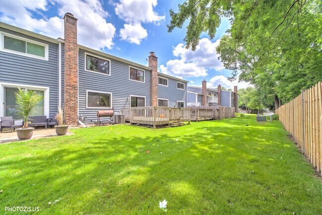 Building Photo - 411 Hickory Dr