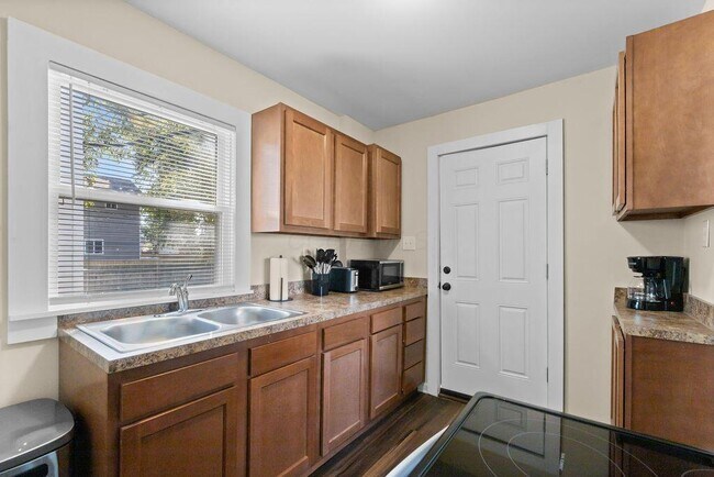 Building Photo - 927 Camden Ave