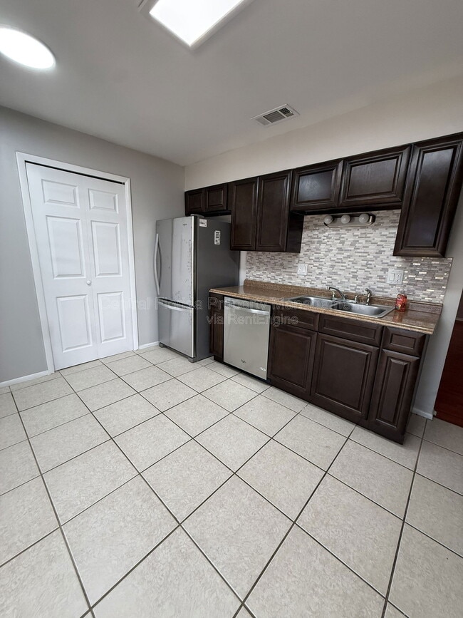 Building Photo - 820 Sutter Loop