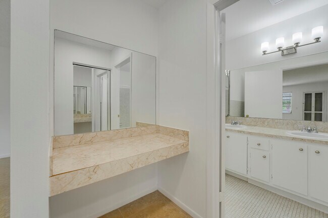 Building Photo - 1142 Cir Terrace W