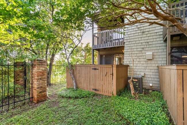 Building Photo - 7122 Wood Hollow Dr