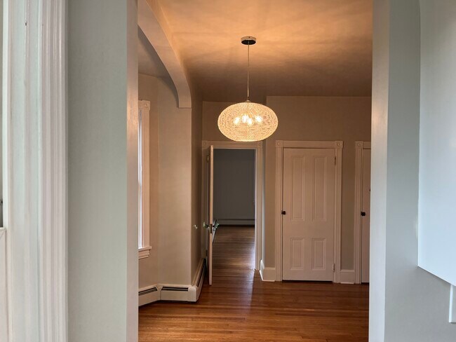 Building Photo - 6 E Oak Ave