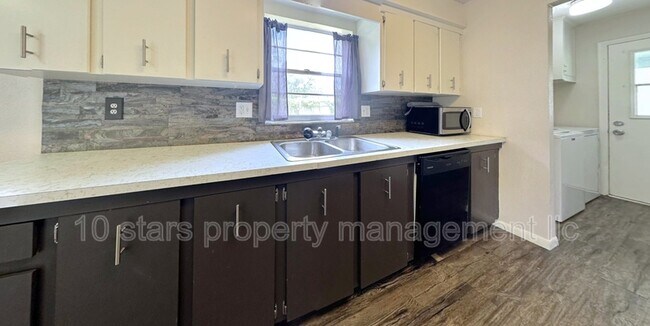 Building Photo - 31211 Stoney Brook Dr
