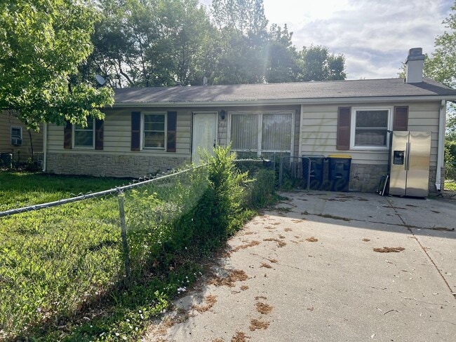 Primary Photo - RANCH STYLE HOME!!!