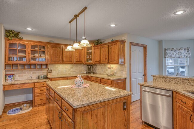 Building Photo - Highly desirable home in Briarbrook