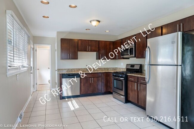 Building Photo - *** SCHOOL DISTRICT 25 / 3 BDRM -1.5 BTH /...