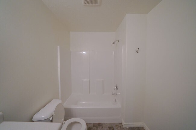 Building Photo - Spacious Townhome for Rent – Prime Location!