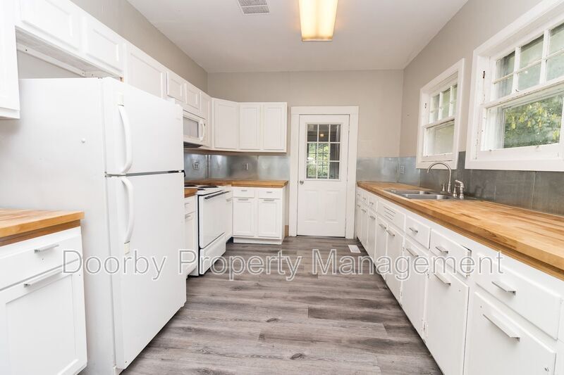 Building Photo - 2802 Fairview Dr
